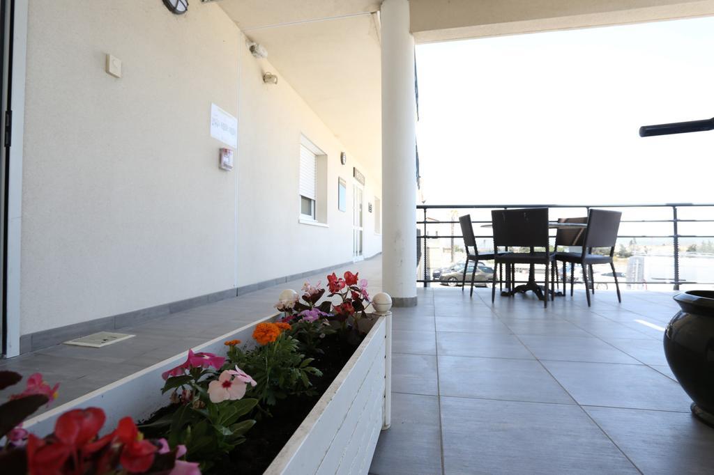 Hotel Restaurant Les Pielettes Le Rove Exterior photo