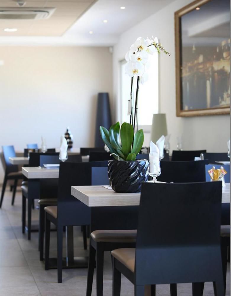 Hotel Restaurant Les Pielettes Le Rove Exterior photo