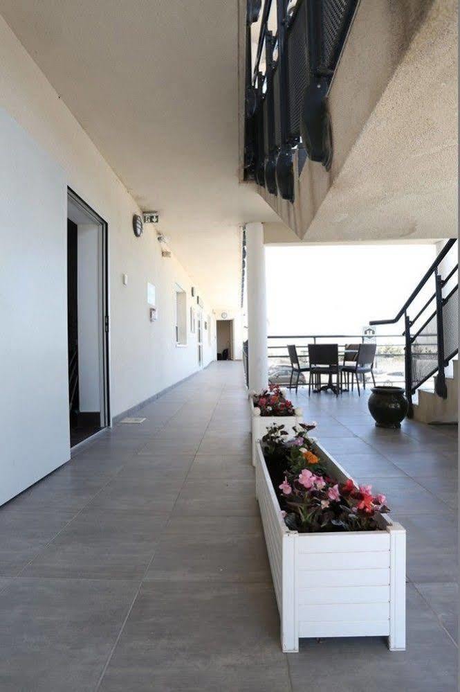 Hotel Restaurant Les Pielettes Le Rove Exterior photo